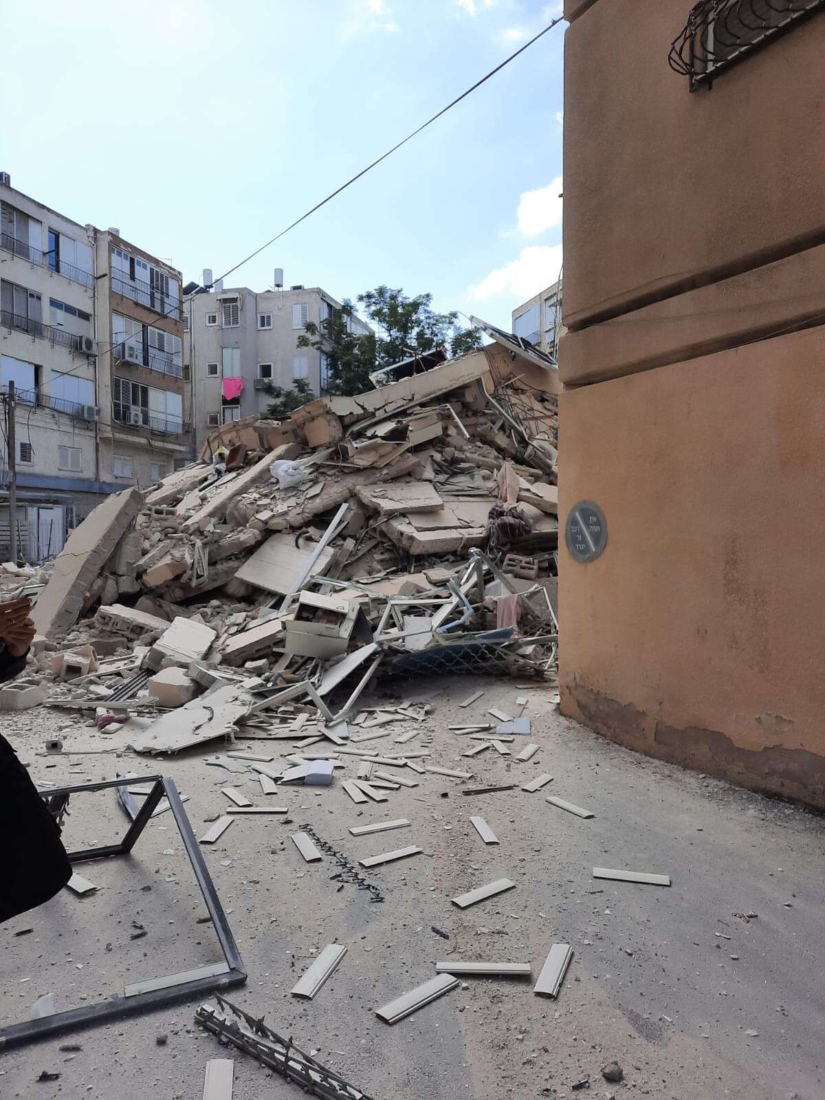 בניין בחולון שפונה אתמול מדייריו - קרס לפני זמן קצר