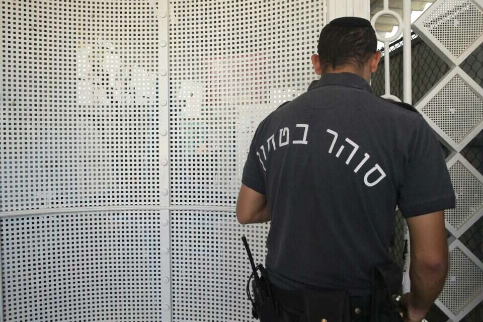 סוהר בכלא (למצולם אין קשר לנאמר)  , צחי מרים
