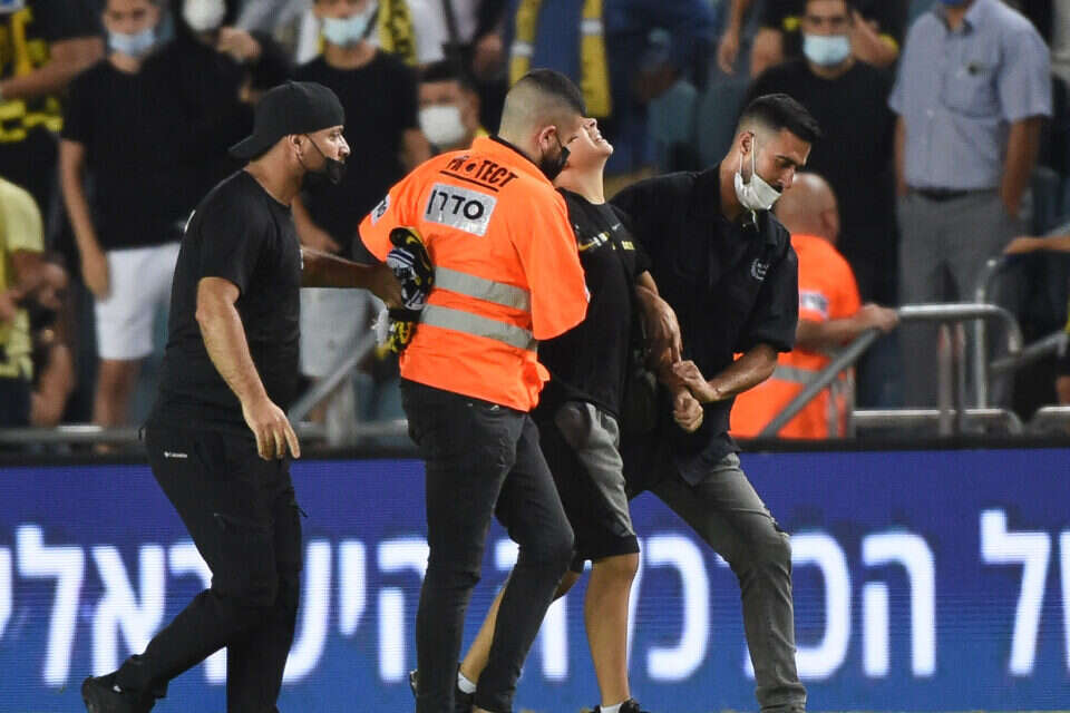 האוהד מורחק על ידי הסדרנים , ברני ארדוב