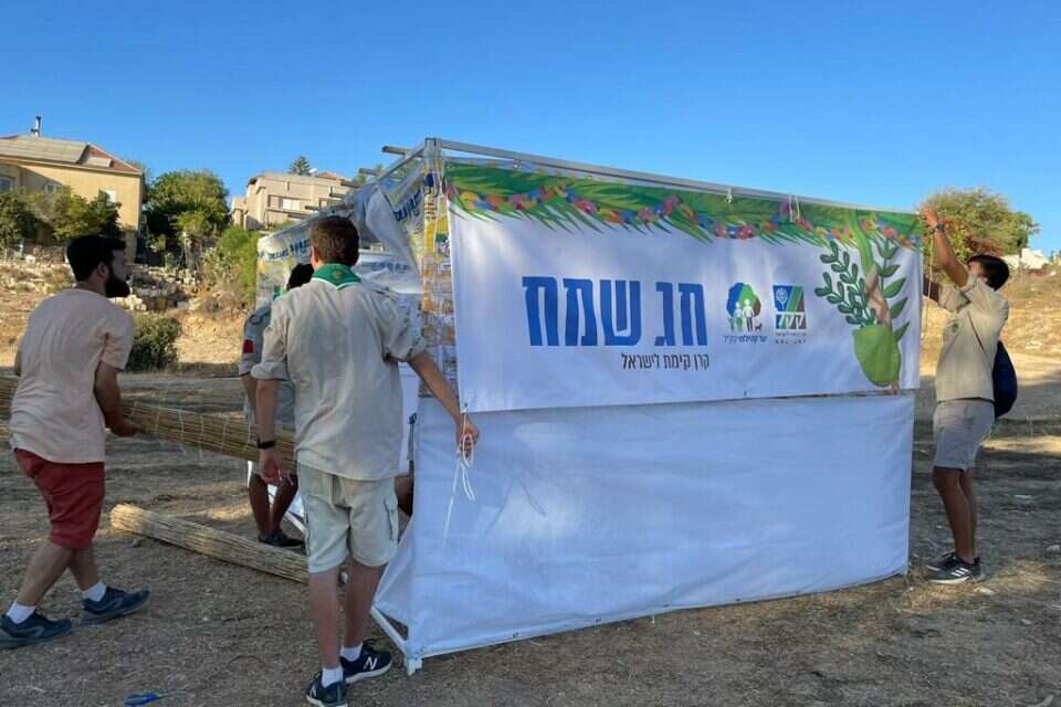 סוכת קרן קיימת לישראל, לרווחת המטיילים בחג , עובדי ויערני קק״ל