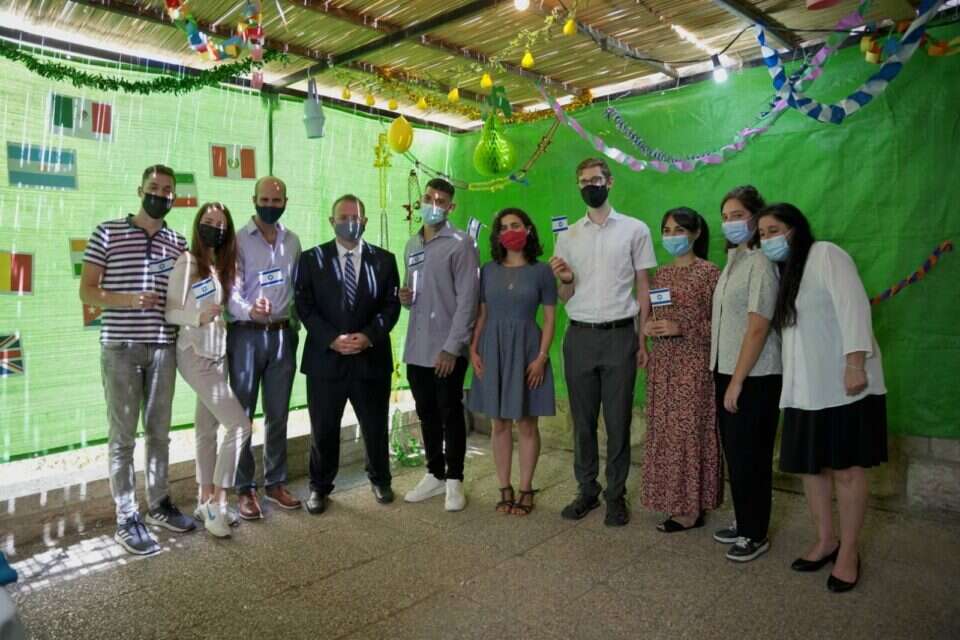 יו"ר ההסתדרות הציונית חגואל עם כמה מהעולים שחוגגים יחד תחת סוכה אחת בירושלים , אלעד ברמי