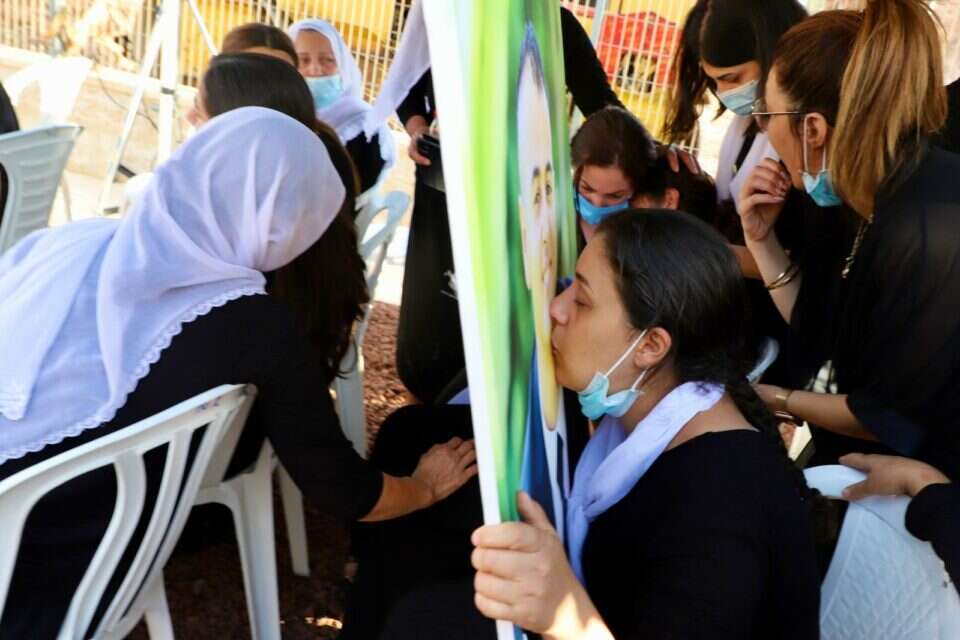 אלמנתו של סמ"ר סג'ייר, רנין, עם תמונתו , הרצי שפירא