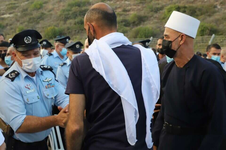 מפכ"ל המשטרה, רנ"צ קובי שבתאי, עם קרובי משפחתו של סג'ייר , הרצי שפירא