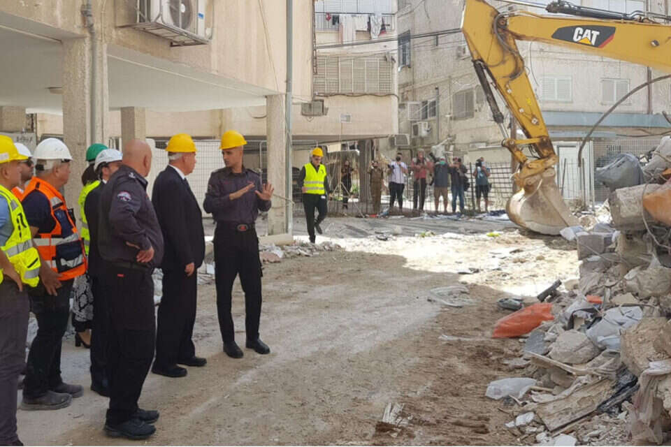 סוקרים את שרידי הבניין שהתמוטט , יח"צ