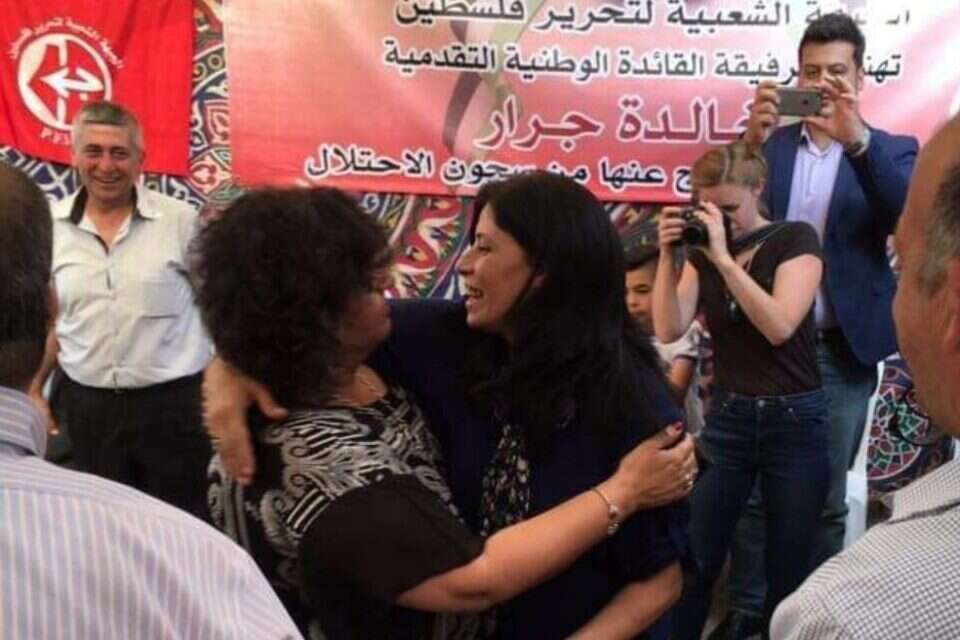 מחובקות. תומא סלימאן ממפלגת חד"ש וח'אלדה ג'ראר (צילום מסך, ארכיון) , מתוך דף הפייסבוק של תומא-סלימאן