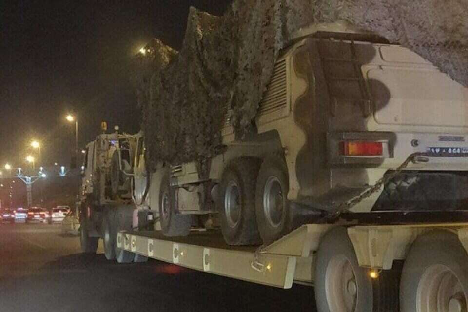 משוריין איראני בדרך לגבול האזרי ,