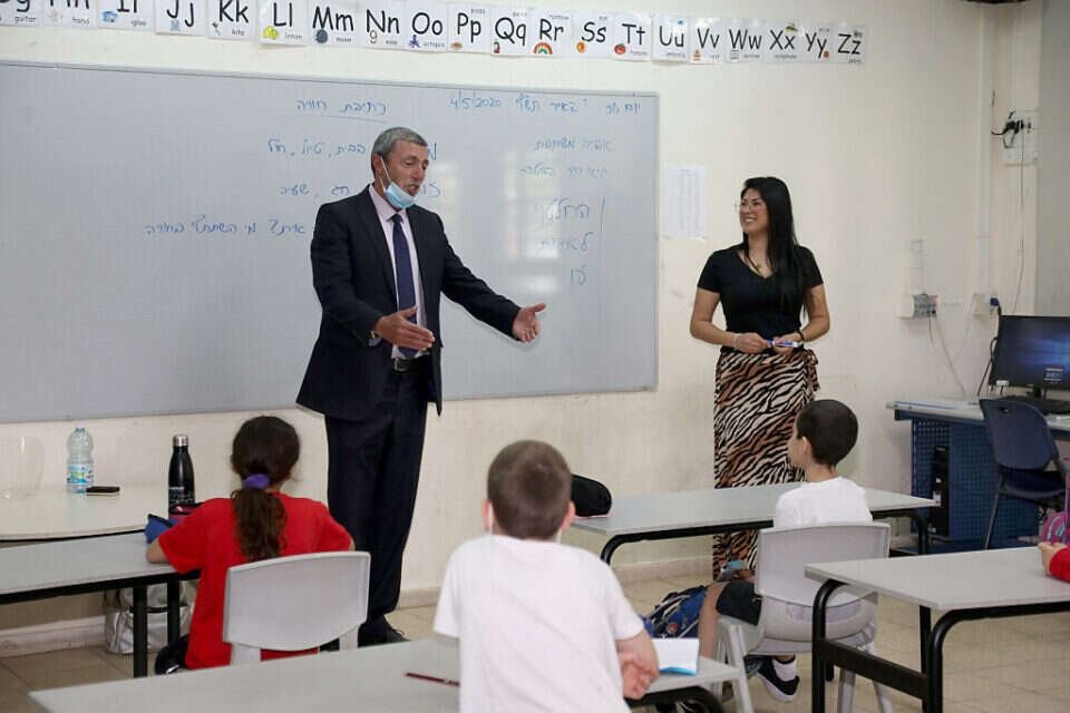 שר החינוך לשעבר רפי פרץ משוחח עם ילדים בבית ספר בפ"ת. "לאן נעלמו הדיבורים על ההדתה של התלמידים?" , גדעון מרקוביץ'