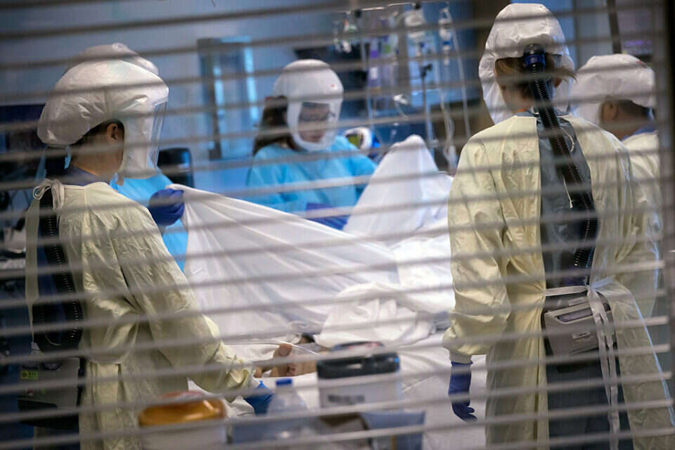צוות רפואי בארה"ב סביב מיטתו של מאומת קורונה שאושפז , איי.פי