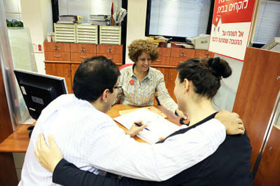 זוג לוקח משכנתא (אילוסטרציה) , יהושע יוסף