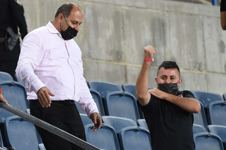 יו"ר בני סכנין אבו יונס (משמאל) וחבר. האחריות היא גם של ההנהלות ,