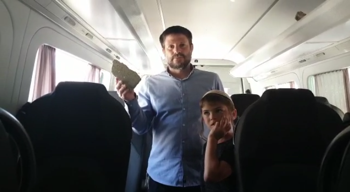 סמוטריץ' מציג את האבן שנזרקה על רכב המפלגה // צילום: הציונות הדתית ,