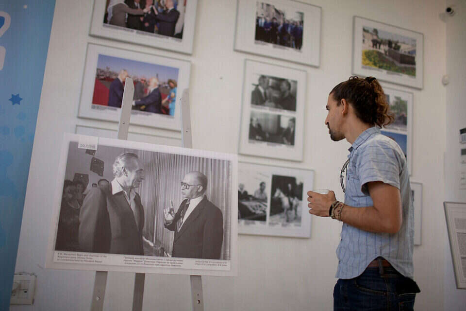 תערוכה על חייהם של רה"מ פרס ורה"מ בגין, ב-2013. "להכיר את מורשת ראשי הממשלה" , ליאור מזרחי