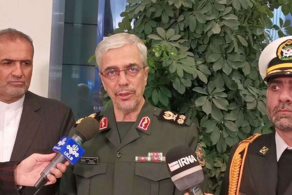 הרמטכ"ל האיראני (במרכז), מוחמד באקרי, עם נחיתתו במוסקבה ,