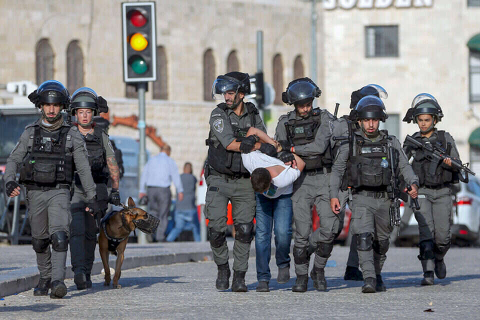 כוחות מג"ב לאחר שעצרו מתפרע, שלשום , איי.פי