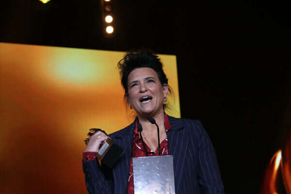 יוצאת נגד הממשלה. דנה מודן , ניר פקין