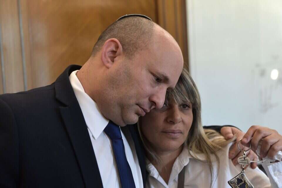 בנט יחד עם אמו של בראל חדריה ז"ל , קובי גדעון/ לע"מ