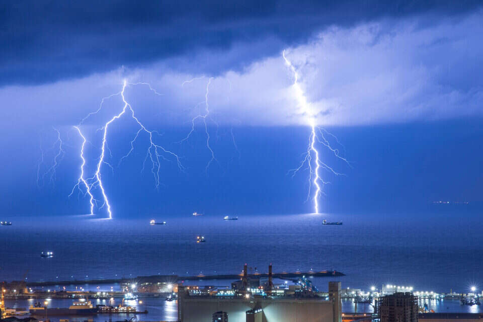 הברקים שמעל הברקים: תעלומת ההבזקים הצבעוניים מעל סופות