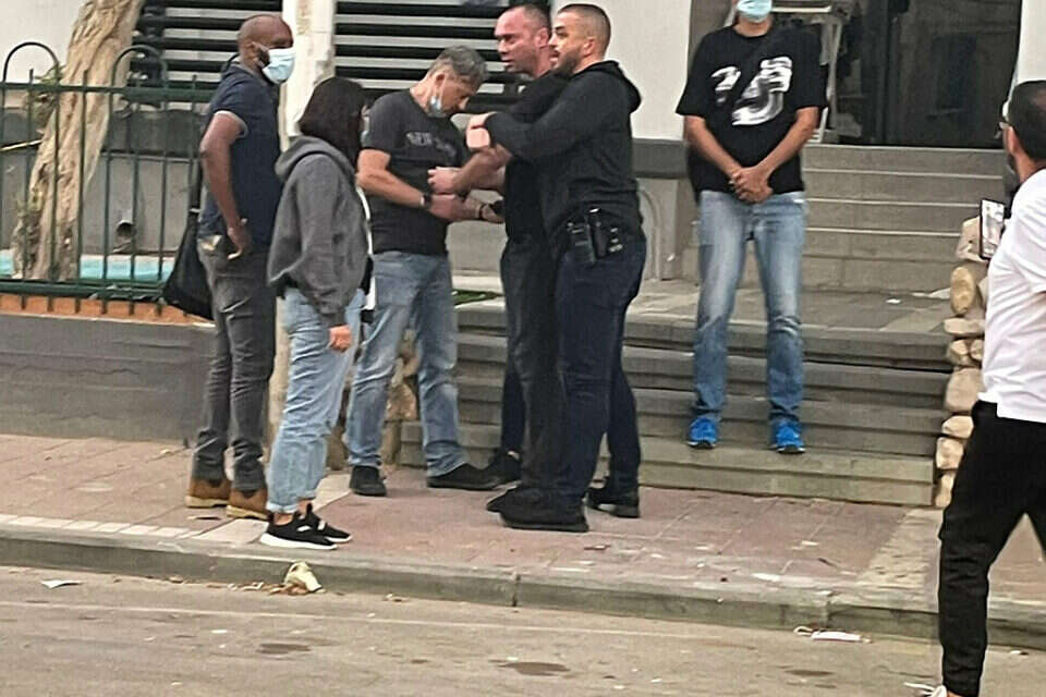 החשוד איגור אולסיק (רביעי משמאל) בעת המעצר, בסמוך לביתו באשדוד ,