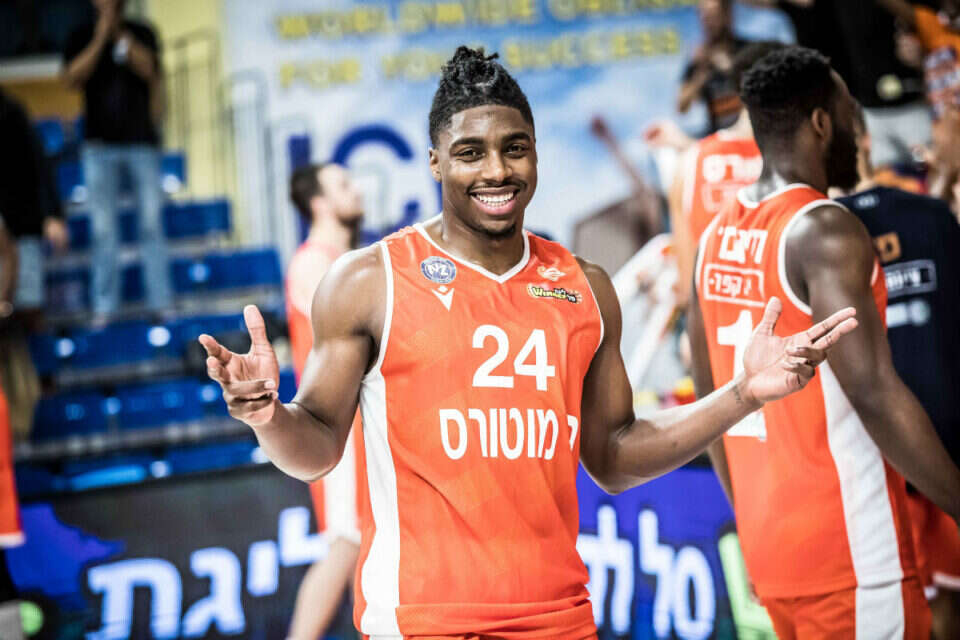 פרנק בארטלי חוגג מול ראשל"צ , עודדקרני