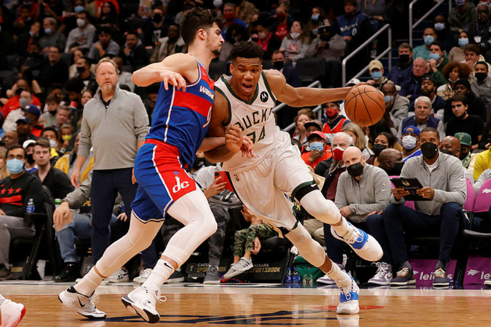 דני אבדיה מול יאניס אנטטוקומפו. עצר אותו ,  USA TODAY Sports