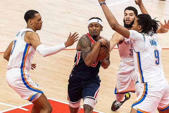 בראדלי ביל חודר לסל, הלילה // צילום: רויטרס