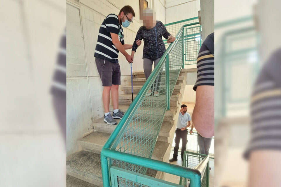 קשישה בדיור המוגן "אלטשול" , דודו גרינשפן