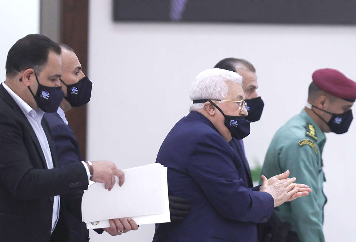 צילום: אי.אף.פי // "דחיית הבחירות תגרום לנתק אמיתי, אבל הציבור אינו להוט לאינתיפאדה נגד הרשות". אבו מאזן ופמלייתו ברמאללה, מאי 2020 ,