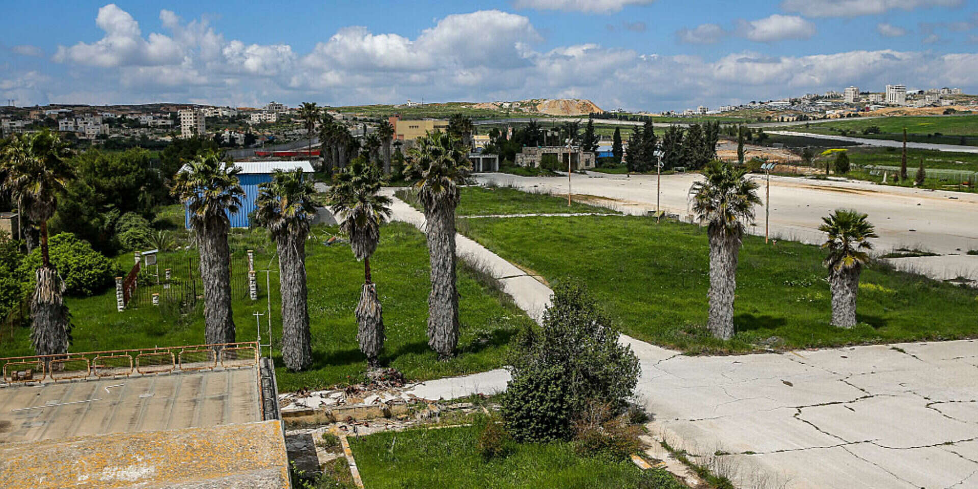 שדה התעופה הנטוש בעטרות , אורן בן חקון