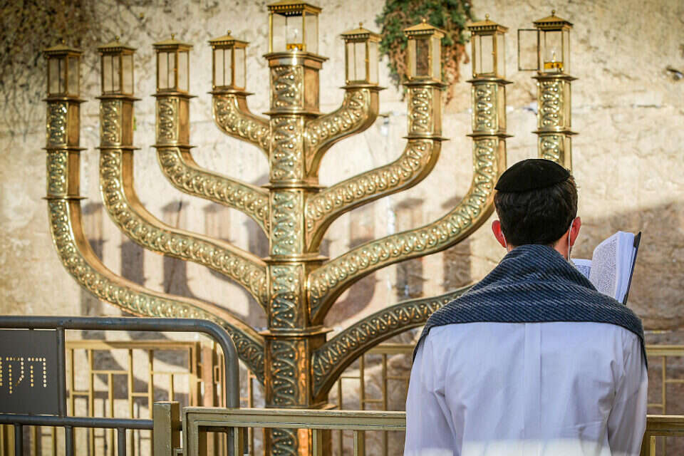 החנוכיה בכותל המערבי , אורן בן חקון