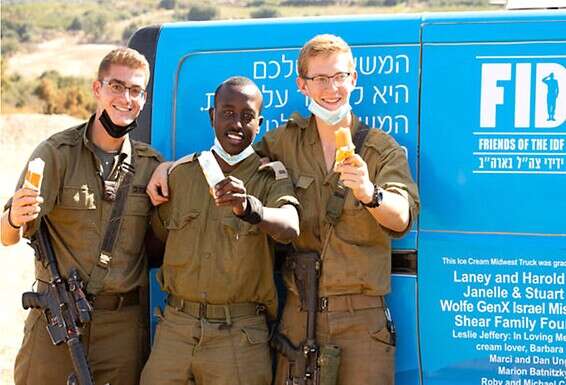 חינוך טרנספורמטיבי. חלוקת ארטיקים לחיילים // צילום FIDF