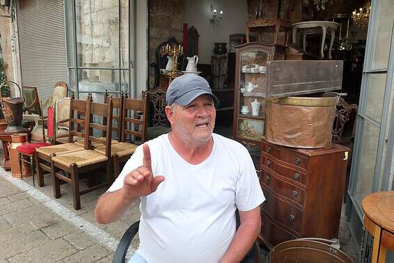 יורם בשוק הפשפשים // צילום: גדעון מרקוביץ'