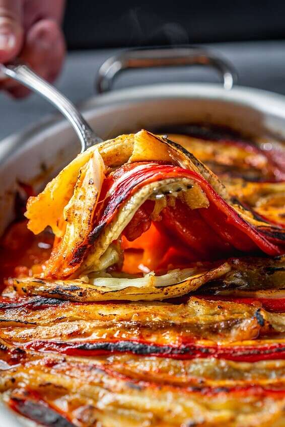 פילה דניס עם חצילים ופלפלים “שרופים” // צילום וסטיילינג: אסף קרלה