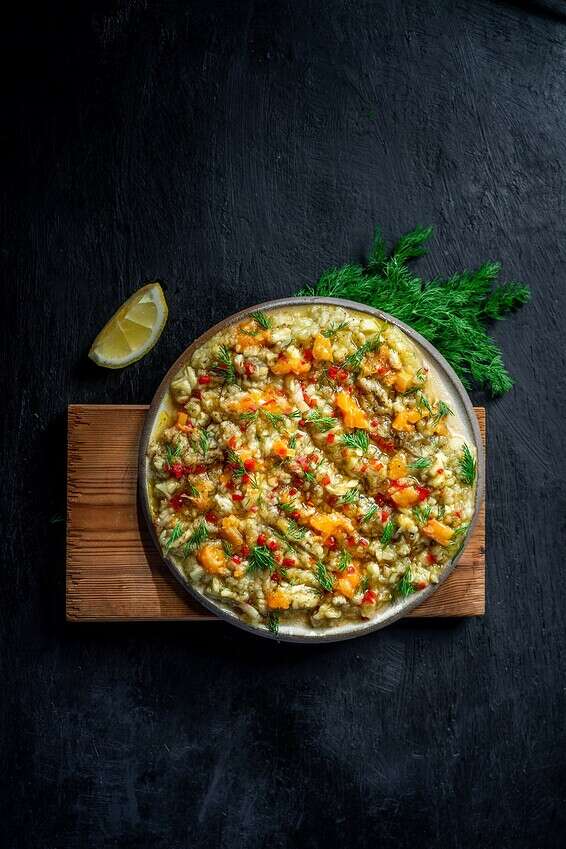 סלט חציל מעושן עם דבש ולימונים כבושים // צילום וסטיילינג: אסף קרלה