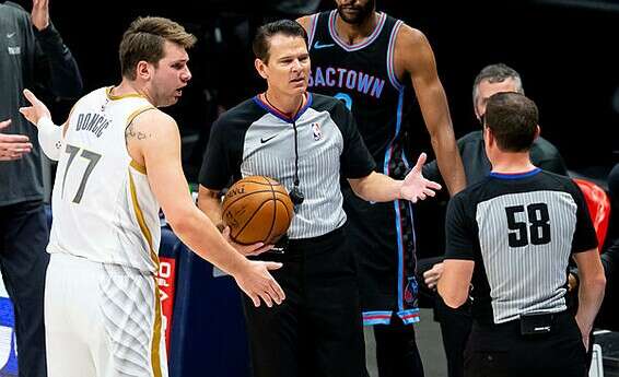 דונצ'יץ' מתווכח עם השופטים // צילום: AP