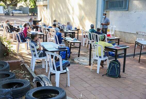 לשמר בעתיד. תלמידי כיתה ב' לומדים בחוץ, ת"א // צילום: יהושע יוסף