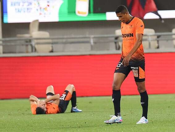 שחקני בני יהודה בסיום משחק ההפסד לחדרה // צילום: דני מרון