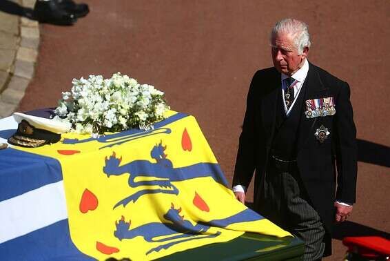 הנסיך צ'ארלס ליד ארונו של הנסיך פיליפ // צילום: אי.פי