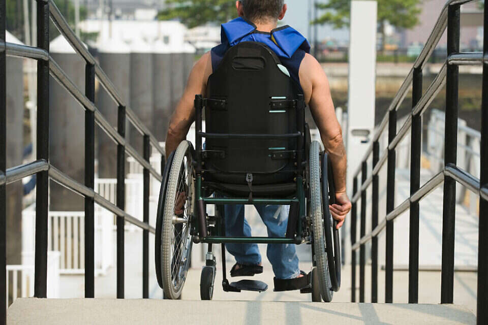 אדם על כסא גלגלים , Getty Images/DisabilityImages