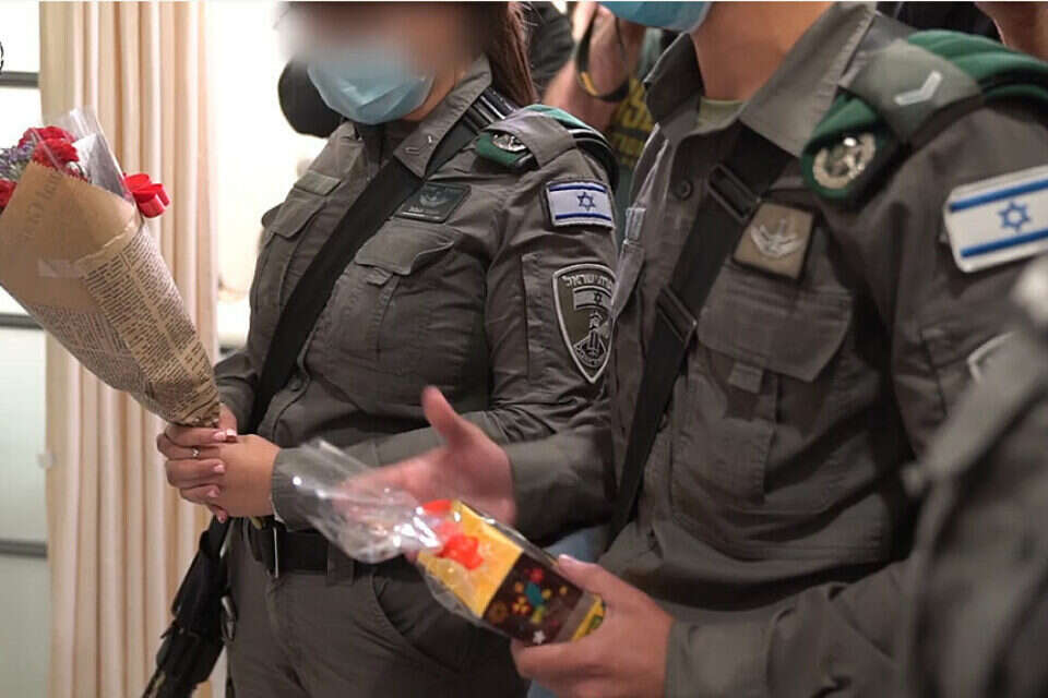 הלוחמים בעת ביקור הפצוע מהפיגוע. פעלו כנדרש , דוברות המשטרה