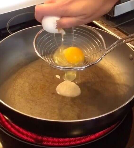 הפרדה נקי בין חלקי הביצה // צילום: מתוך טיק-טוק