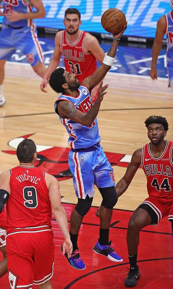 קיירי. לא הצליח לבדו // צילום: AFP