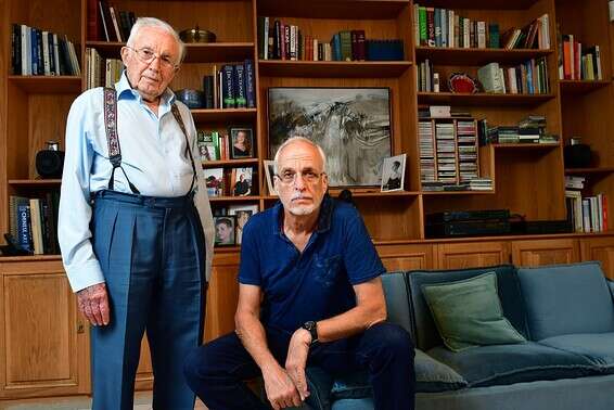 "אם יותר סוכר יגיע לקולטני הלשון, אוכל להוריד בכמות הסוכר". פרופ' אברהם בניאל ובנו עירן // צילום: רפי קוץ