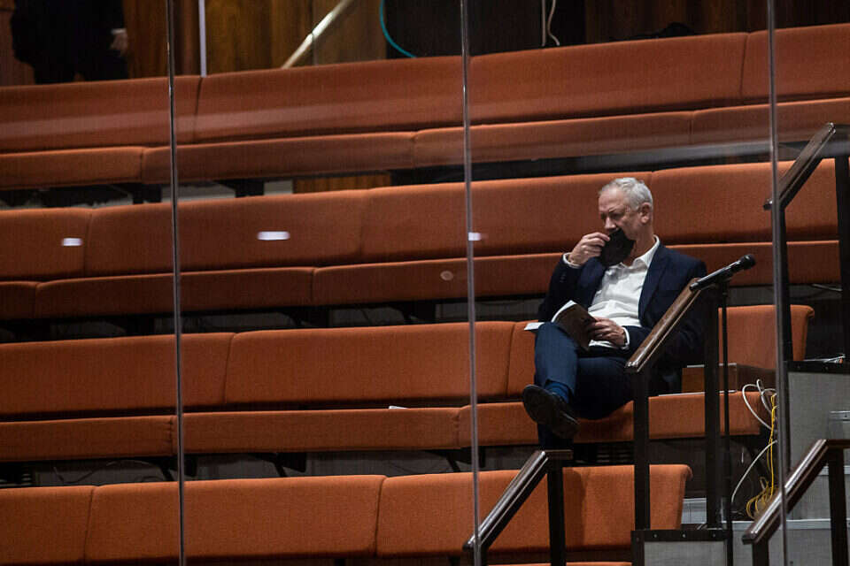 שר הביטחון גנץ ביציע המבודדים , אורן בן חקון