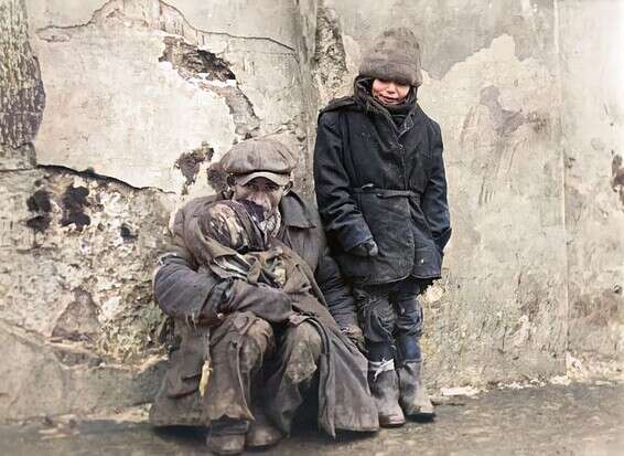 אב ובניו מקבצים נדבות בגטו ורשה // באדיבות יוסי בירן