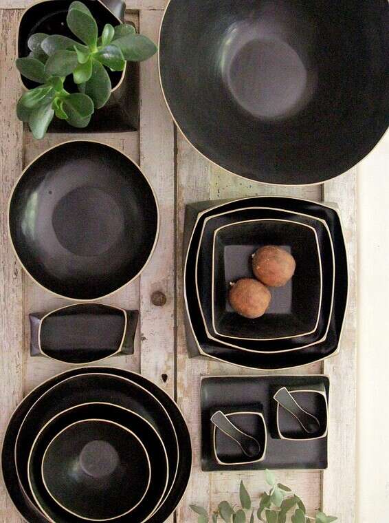 כלי קרמיקה שחורים של מעצבת הקרמיקה לורי גולדשטיין