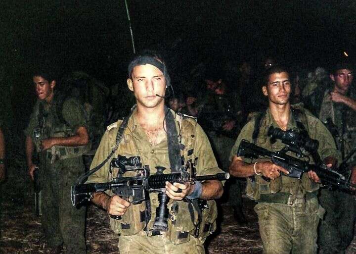 בנט בהכנות למבצע ״ענבי זעם״ כמפקד פלגה במגלן , מתוך חשבון הפייסבוק של נפתלי בנט