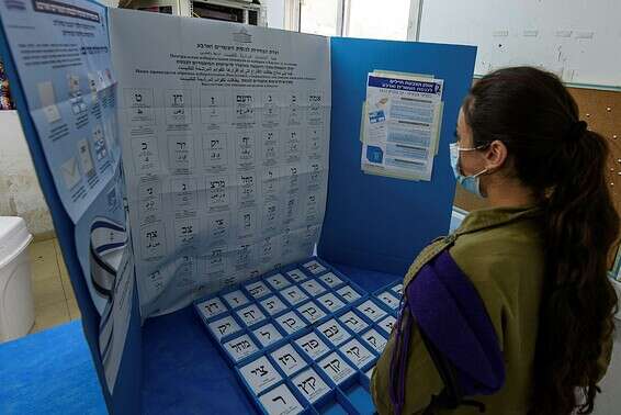 חיילת בקלפי בבסיס צה"ל בחרמון, היום // צילום: אייל מרגולין, ג'יני