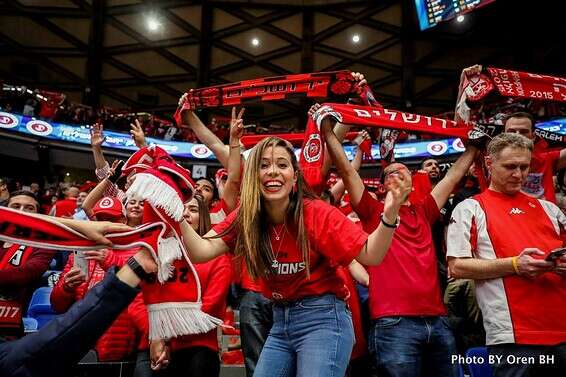 נעמה וולף, אוהדת הפועל ירושלים בכדורסל, במשחק גביע לפני הקורונה // צילום: אורן בן חקון 