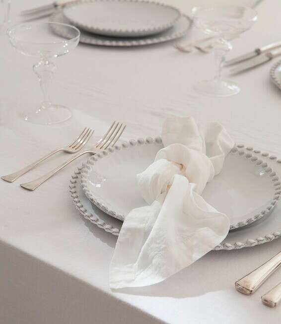 מפת שולחן ומפיות לבנות, מאירה סיטון //צילום: רוני כנעני