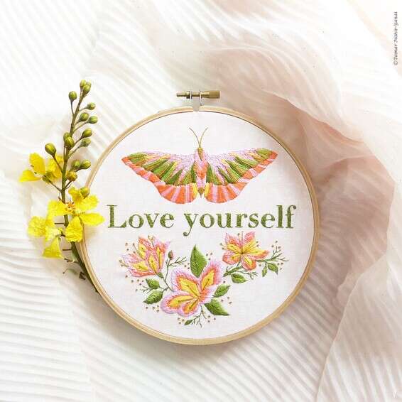 ערכת רקמה אביבית - Enjoy life, תמר נהיר ינאי, 99 שקל, ניתן להשיג בתכלת - המקום של איילת, בית השיטה, ובחנות האונליין